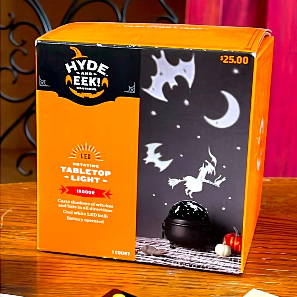 NIB Hyde and Eek LED rotating tabletop light. Halloween Bat 🦇 witch 🧙 moon 🌙